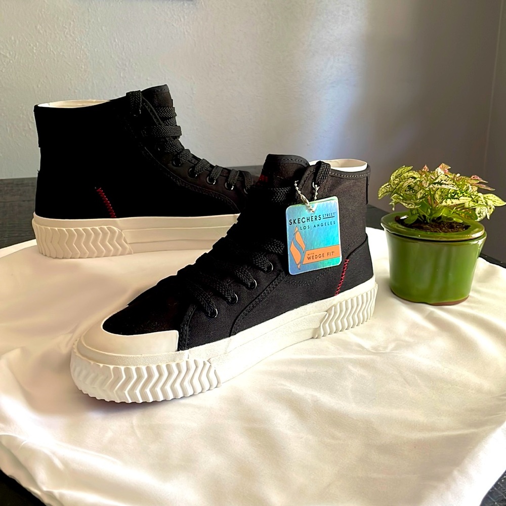 Skechers Women’s Street Trax Hi-Tread Size 9 Black Canvas Sneakers NIB